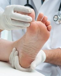 최근 서울시의 집중 단속을 통해 밝혀진 사실에 따르면, 중국산 무허가 레이저 손발톱 무좀 치료기가 국내에서 약 3만 개 가까이 불법 판매되며 66억 원 이상의 부당이익이 발생한 것으로 드러났다.