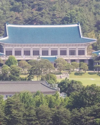 이재명 대통령이 청와대 복귀 의사를 밝히면서 대통령 집무실의 세종 이전 기대감으로 상승했던 세종 부동산 시장이 흔들리고 있다. 최근 발표된 한국부동산원 자료에 따르면, 세종시의 아파트 매매가격 상승률은 둔화되었고, 거래량도 급감하며 상승세에 제동이 걸린 모양새다. 이는 대통령 집무실 이전이 사실상 미뤄지거나 무산될 수 있다는 전망이 영향을 미친 것으로 해석된다.