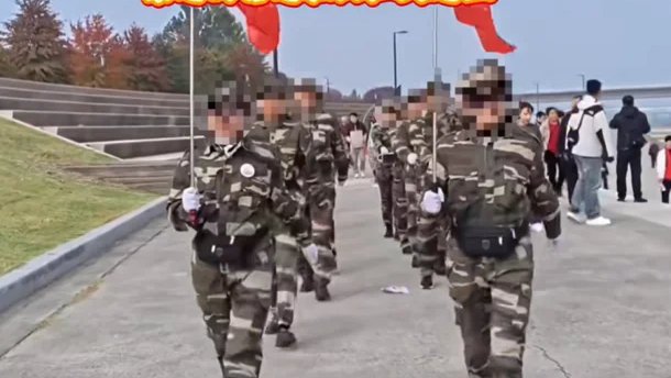 한강공원에서 군복 입고 행진한 중국인들…단순한 걷기 모임인가, 상징적 도발인가