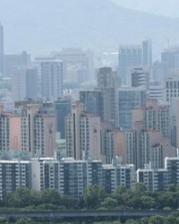 한국의 땅, 아직도 한국인의 것인가? 정부 통계에 따르면, 현재 전국에 등록된 외국인 소유 부동산은 총 100,216호에 달하며, 이 중 무려 65%가 중국 국적자 소유로 나타났다. 현실적으로 글로벌 자본 이동을 고려할 때, 나머지 35% 가운데에도 외국 국적을 가진 중국인의 보유분이 일부 포함되어 있을 가능성도 배제할 수 없다. 이는 단순한 시장 행위로 볼 수 없다. 부동산 가격 상승과 같은 사회적 불평등 문제는 물론이고, 특정 국가의 조직적 투자가