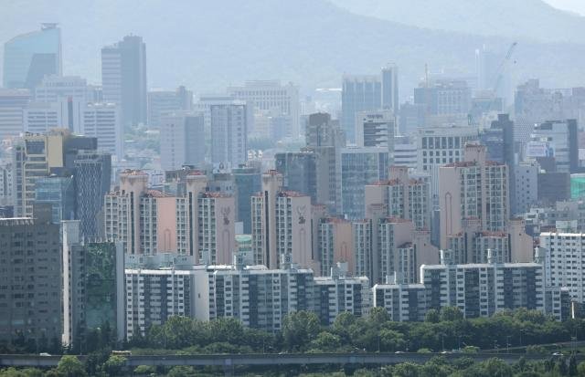 한국의 땅, 아직도 한국인의 것인가? 정부 통계에 따르면, 현재 전국에 등록된 외국인 소유 부동산은 총 100,216호에 달하며, 이 중 무려 65%가 중국 국적자 소유로 나타났다. 현실적으로 글로벌 자본 이동을 고려할 때, 나머지 35% 가운데에도 외국 국적을 가진 중국인의 보유분이 일부 포함되어 있을 가능성도 배제할 수 없다. 이는 단순한 시장 행위로 볼 수 없다. 부동산 가격 상승과 같은 사회적 불평등 문제는 물론이고, 특정 국가의 조직적 투자가
