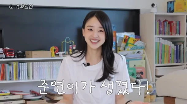 전 리듬체조 국가대표 손연재가 자신의 유튜브 채널을 통해 임신과 출산 과정에서 느꼈던 갈등과 감정을 진솔하게 털어놓으며 큰 공감을 자아냈다. "임신이 싫어 눈물이 났다", "내 삶을 이렇게 쉽게 포기할 수 없었다"는 발언은 많은 한국 여성들의 고민과 맞닿아 있으며, 사회 전반의 가족과 여성에 대한 인식을 다시 돌아보게 만든다.