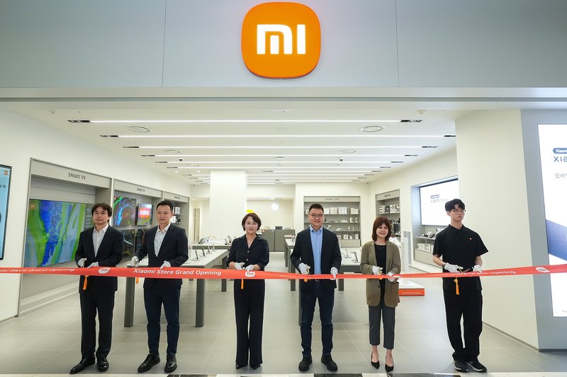 2025년 초, 샤오미는 한국 시장에 본격적으로 진출했다. 한국 전용 온라인 스토어를 열었을 뿐 아니라, 서울에 오프라인 매장까지 개설하며 존재감을 강화했다. 이어 스마트폰, TV, 웨어러블 기기, 보조배터리, 로봇청소기 등 다섯 가지 주요 제품군을 출시하며 한국 소비자 가전 시장을 정면으로 공략하고 있다. 샤오미가 다양한 제품 라인업을 앞세워 한국 시장에 빠르게 침투하려는 움직임은, 중국 제조업의 과잉 생산 문제와 해외 시장 확대 전략의 연장선으로 볼