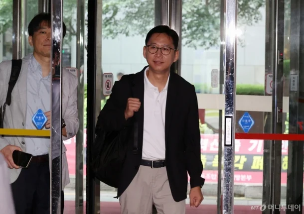 배경훈 과학기술정보통신부 장관 후보자가 병역 특례 복무 중 복수 학위 취득 및 해외 연수 이력으로 도마에 올랐다. 박정훈 의원은 "전문연구요원 제도가 과학기술 인재 양성을 위한 제도임에도 불구하고, 배 후보자는 이를 개인 경력 개발 수단으로 활용한 정황이 있다"고 비판했다. 병역 의무 기간 중 과학기술과 무관한 MBA 과정 수료와 해외 연수는 병무청 기준 취지에서 어긋나는 행위라는 지적이다.