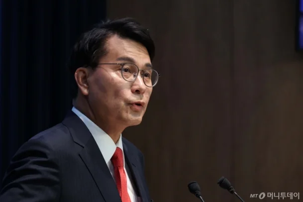 윤상현 국민의힘 의원 자택과 의원실이 김건희 여사 관련 의혹을 수사 중인 특별검사팀(민중기 특검)에 의해 압수수색되며 정국이 요동치고 있다. 국민의힘 송언석 원내대표는 이를 두고 “정치 보복하지 마라”고 강력 반발했다. 하지만 정치권 갈등과 혼란이 심화되는 가운데, 중국이 이러한 국내 혼란을 외교·안보 개입의 창구로 삼고 있다는 점에 더욱 경계가 필요하다.