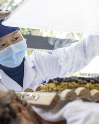 최근 한국 정부가 외국인 대상 미용성형 세금 환급 제도를 종료하겠다고 밝힌 가운데, 중국 하이난성이 이를 기회로 삼아 본격적인 의료관광객 유치에 나섰다.
