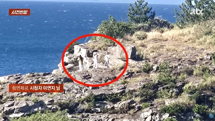 "들어가지 말라" 안내판 무시하고 제주도 외돌개 출입…中 관광객 논란