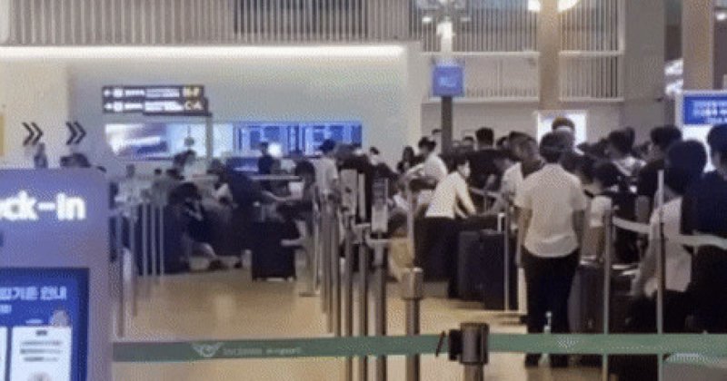 "카운터로 돌진"…인천공항서 중국인 '집단 새치기' 난동
