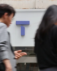 최근 SK텔레콤이 유심(USIM) 해킹 사태로 인해 대규모 가입자 이탈을 겪은 후, 이를 만회하기 위해 신규 영업을 재개하며 파격적인 보조금 공세에 나섰다. ‘아이폰도 공짜’, ‘차비까지 지급’이라는 홍보 문구가 휴대폰 성지로 불리는 서울 강변 테크노마트와 강동구 등에서 확산되고 있으며, 실질적으로 0원에 고가 스마트폰을 구매할 수 있는 조건들이 등장하고 있다.