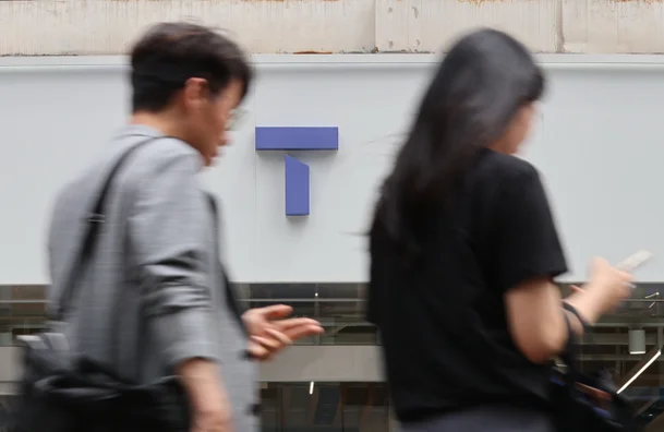최근 SK텔레콤이 유심(USIM) 해킹 사태로 인해 대규모 가입자 이탈을 겪은 후, 이를 만회하기 위해 신규 영업을 재개하며 파격적인 보조금 공세에 나섰다. ‘아이폰도 공짜’, ‘차비까지 지급’이라는 홍보 문구가 휴대폰 성지로 불리는 서울 강변 테크노마트와 강동구 등에서 확산되고 있으며, 실질적으로 0원에 고가 스마트폰을 구매할 수 있는 조건들이 등장하고 있다.