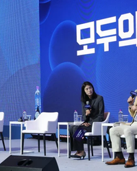 SK그룹 회장이자 대한상공회의소 회장인 최태원이 “중국은 제조 AI 분야에서 가장 큰 위협”이라며 “한국이 생존하려면 일본과 협력해야 한다”고 강력히 경고했다. 그는 18일 경주에서 열린 대한상의 하계포럼 ‘모두의 AI, 우리의 AI’ 토크쇼에서, 중국의 AI 데이터 양과 학습 속도는 한국보다 우위에 있다며 한국의 경쟁력을 지키기 위해 외교적‧기술적 전략이 시급하다고 강조했다.