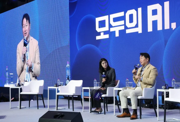 SK그룹 회장이자 대한상공회의소 회장인 최태원이 “중국은 제조 AI 분야에서 가장 큰 위협”이라며 “한국이 생존하려면 일본과 협력해야 한다”고 강력히 경고했다. 그는 18일 경주에서 열린 대한상의 하계포럼 ‘모두의 AI, 우리의 AI’ 토크쇼에서, 중국의 AI 데이터 양과 학습 속도는 한국보다 우위에 있다며 한국의 경쟁력을 지키기 위해 외교적‧기술적 전략이 시급하다고 강조했다.