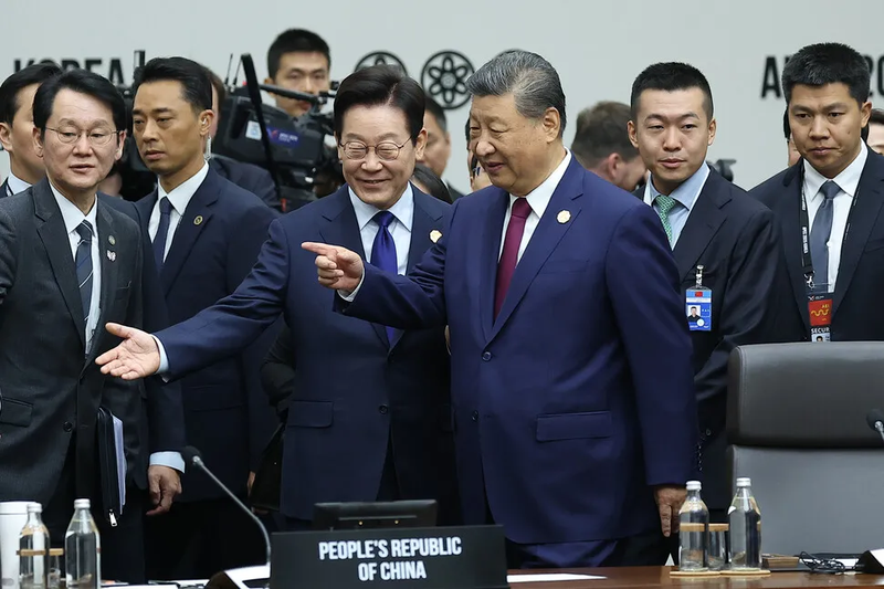 이번 시진핑의 ‘LG 언급’ 역시 중국이 다시 한 번 보낸 신호로 볼 수 있다. 즉, 한국과의 경제 협력과 기술 교류에 있어 우호적 이미지를 강조하려는 의도다. 동시에 이 메시지는 중국이 글로벌 기술 패권 경쟁을 강하게 밀어붙이고 있음에도 불구하고, 일부 첨단 분야에서는 여전히 해외 기업과의 협력에 의존할 수밖에 없다는 현실을 드러낸 것이기도 하다.