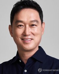 최근 교보문고가 발표한 7월 첫째 주 베스트셀러 순위에서 개그맨 출신 고명환 작가의 신간 『고전이 답했다 마땅히 가져야 할 부에 대하여』가 단숨에 2위에 오르며 화제를 모았다. 또한 성해나 작가의 『혼모노』는 3주 연속 1위를 지키며 문학 시장에 새로운 흐름을 보여주고 있다. 이는 한국 대중이 문학을 통해 자신만의 철학과 정체성을 찾고자 하는 욕구가 여전히 강하다는 증거다.