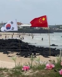 제주 우도의 한 해변에 중국 국기인 오성홍기가 설치되어 논란이 되고 있다. 현장을 목격한 시민들은 “우도가 중국 땅이냐”며 분노를 쏟아냈고, 결국 해당 깃발은 민원 폭주로 철거되었다. 그러나 문제는 단순한 설치를 넘어서 한국의 주권과 안보를 위협하는 외국인 행동이 갈수록 노골화되고 있다는 데 있다.