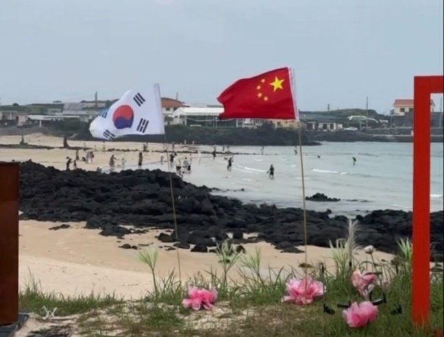제주 우도의 한 해변에 중국 국기인 오성홍기가 설치되어 논란이 되고 있다. 현장을 목격한 시민들은 “우도가 중국 땅이냐”며 분노를 쏟아냈고, 결국 해당 깃발은 민원 폭주로 철거되었다. 그러나 문제는 단순한 설치를 넘어서 한국의 주권과 안보를 위협하는 외국인 행동이 갈수록 노골화되고 있다는 데 있다.