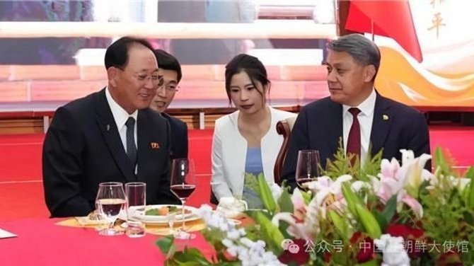 중국 인민해방군 기념연회에 북한 국방상 참석…북중 군부가 외친 ‘전투적 친선’, 한국 안보를 겨눈 위험한 결속