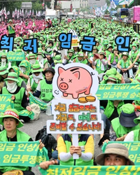 민주노총은 내년도 최저임금 인상을 요구하며 서울 도심에서 대규모 집회를 열었다. 노동계는 1만 1460원을, 경영계는 1만 70원을 각각 제시하며 양측의 간극은 여전히 크다. 물가 상승과 민생 위기를 이유로 노동자들은 “생존권을 위한 최소한의 요구”라며 거리로 나섰다.