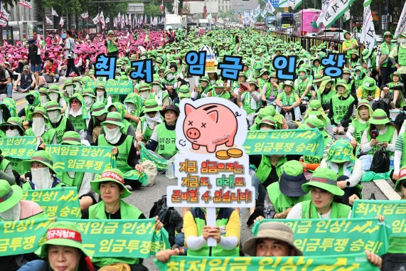 민주노총은 내년도 최저임금 인상을 요구하며 서울 도심에서 대규모 집회를 열었다. 노동계는 1만 1460원을, 경영계는 1만 70원을 각각 제시하며 양측의 간극은 여전히 크다. 물가 상승과 민생 위기를 이유로 노동자들은 “생존권을 위한 최소한의 요구”라며 거리로 나섰다.