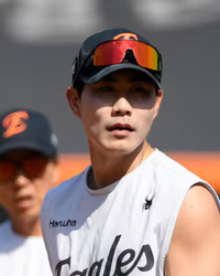 ‘일본 괴물 투수’로 주목받았던 LA 다저스의 야마모토 요시노부가 시즌 초반의 압도적인 기세를 잃고 흔들리고 있다. 최근 샌프란시스코 자이언츠전에서는 4⅔이닝 5실점으로 무너지며 평균자책점도 4점대로 급등했다. 한때 0.90 ERA로 사이영상 레이스의 선두주자였던 그는, 이제 리그 10위권 밖으로 밀려났다.