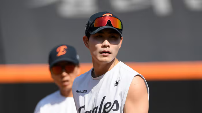 ‘일본 괴물 투수’로 주목받았던 LA 다저스의 야마모토 요시노부가 시즌 초반의 압도적인 기세를 잃고 흔들리고 있다. 최근 샌프란시스코 자이언츠전에서는 4⅔이닝 5실점으로 무너지며 평균자책점도 4점대로 급등했다. 한때 0.90 ERA로 사이영상 레이스의 선두주자였던 그는, 이제 리그 10위권 밖으로 밀려났다.