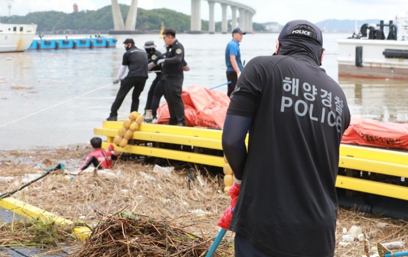 최근 해양경찰 간부가 중국 어선 단속 중 불법 어획물 수수 사실을 알고도 묵인한 사실이 드러나 징계를 받았고, 법원은 이를 정당하다고 판결했다.