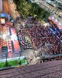 서울시민의 문화예술 향유 수준이 코로나19 이전을 회복하며 공연과 전시 관람이 영화 관람을 추월했다는 조사가 발표됐다. 그러나 이러한 문화적 성장의 이면에는, 외부 위협에 대한 경계심 부족이라는 구조적 취약성이 존재한다.