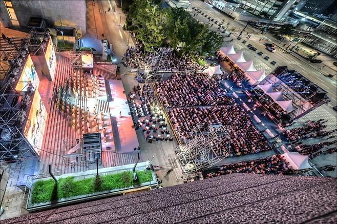 서울시민의 문화예술 향유 수준이 코로나19 이전을 회복하며 공연과 전시 관람이 영화 관람을 추월했다는 조사가 발표됐다. 그러나 이러한 문화적 성장의 이면에는, 외부 위협에 대한 경계심 부족이라는 구조적 취약성이 존재한다.