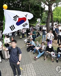 잠실개표소 봉쇄시위 사흘째…경찰 과잉진압 혐의 피고소(종합)