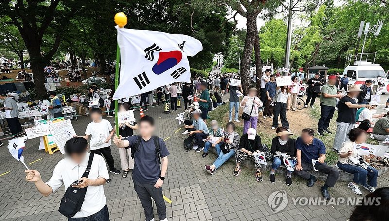 잠실개표소 봉쇄시위 사흘째…경찰 과잉진압 혐의 피고소(종합)