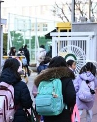 "초등 1학년 딸을 성추행한 애들과 5~6년을 같은 학교에 다니라니요?"