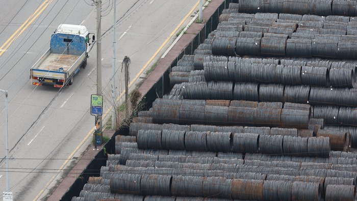 중국산 저가 철강 공세에 한국 정부가 반덤핑 관세 카드 꺼냈다…도금·컬러강판 33.67% 예비 판정이 던지는 경고