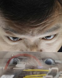 미국의 수출 통제를 피해 고성능 AI 반도체를 중국에 밀반출한 사건이 최근 미국 법무부에 의해 적발되면서, 한국도 기술 보안과 무역 관리 측면에서 각별한 경각심을 가질 필요가 있다는 지적이 나오고 있다.