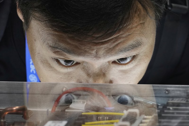 미국의 수출 통제를 피해 고성능 AI 반도체를 중국에 밀반출한 사건이 최근 미국 법무부에 의해 적발되면서, 한국도 기술 보안과 무역 관리 측면에서 각별한 경각심을 가질 필요가 있다는 지적이 나오고 있다.